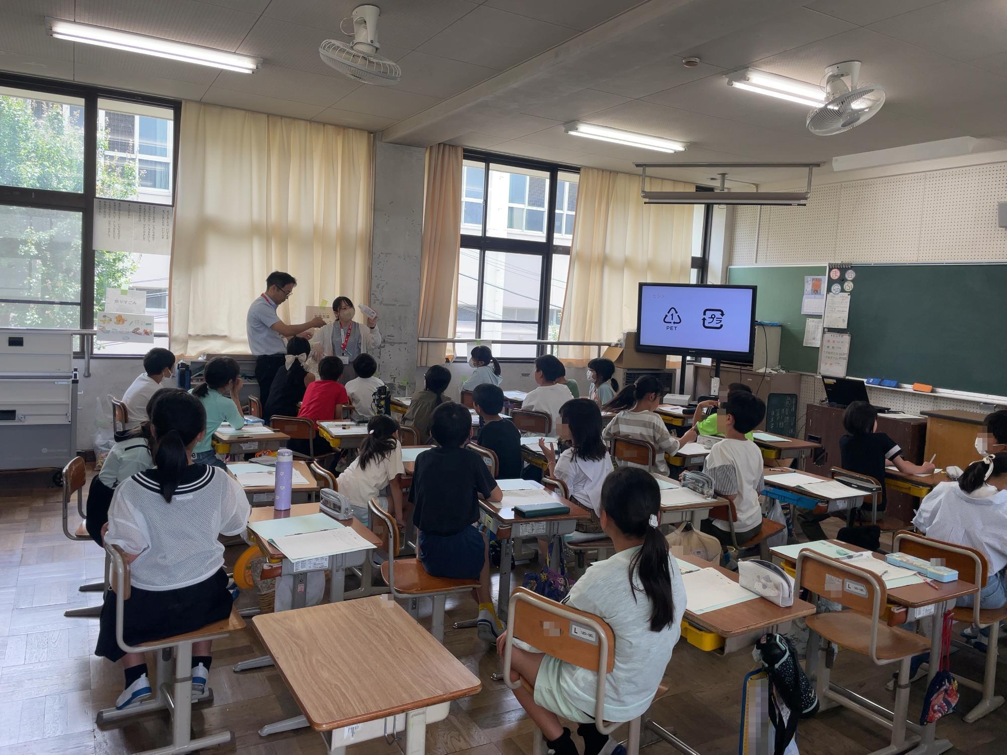 出前講座の様子(小学生に分別ワークショップの答え合わせ説明)