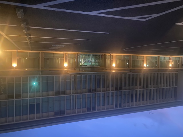 明かりが消えた夜の建物の画像