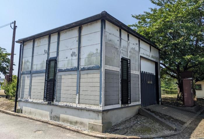 彦根城ポンプ小屋(修繕前)の様子の写真
