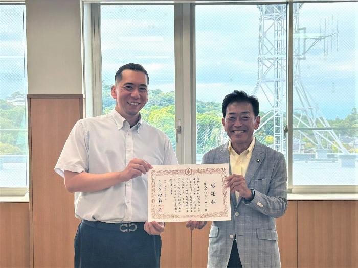 村上様と市長が感謝状をもって記念撮影している写真