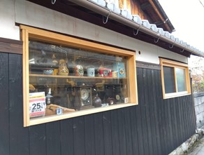 店舗のウインドウを外から見た写真