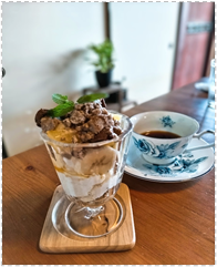パフェとコーヒーの写真