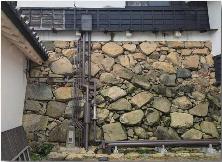 修繕中の石垣の写真