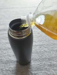 ペットボトルからマイボトルにお茶を注ぐ画像