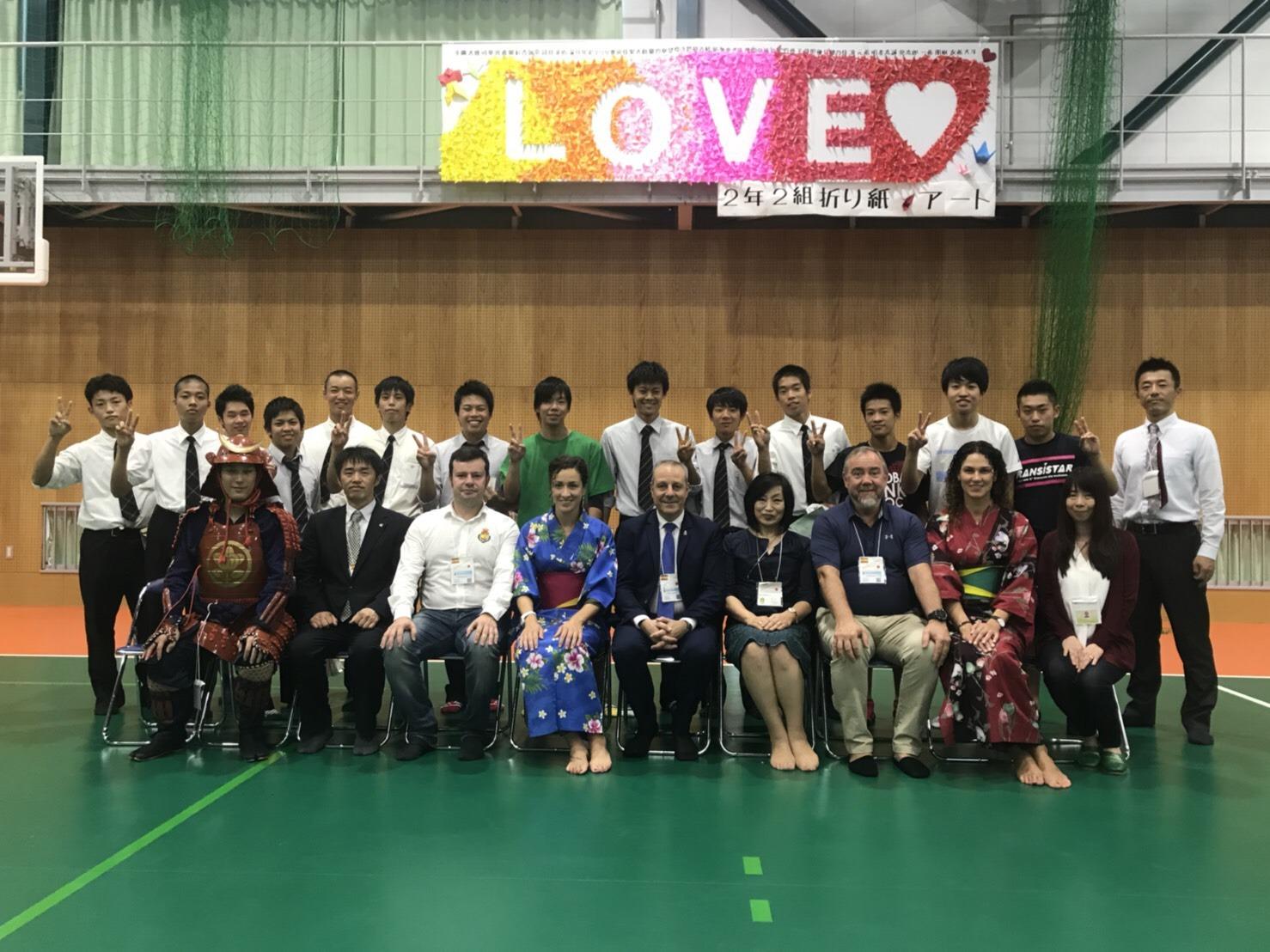 王立スペインハンドボール連盟の人々が視察にきた彦根市の中でうつした集合写真