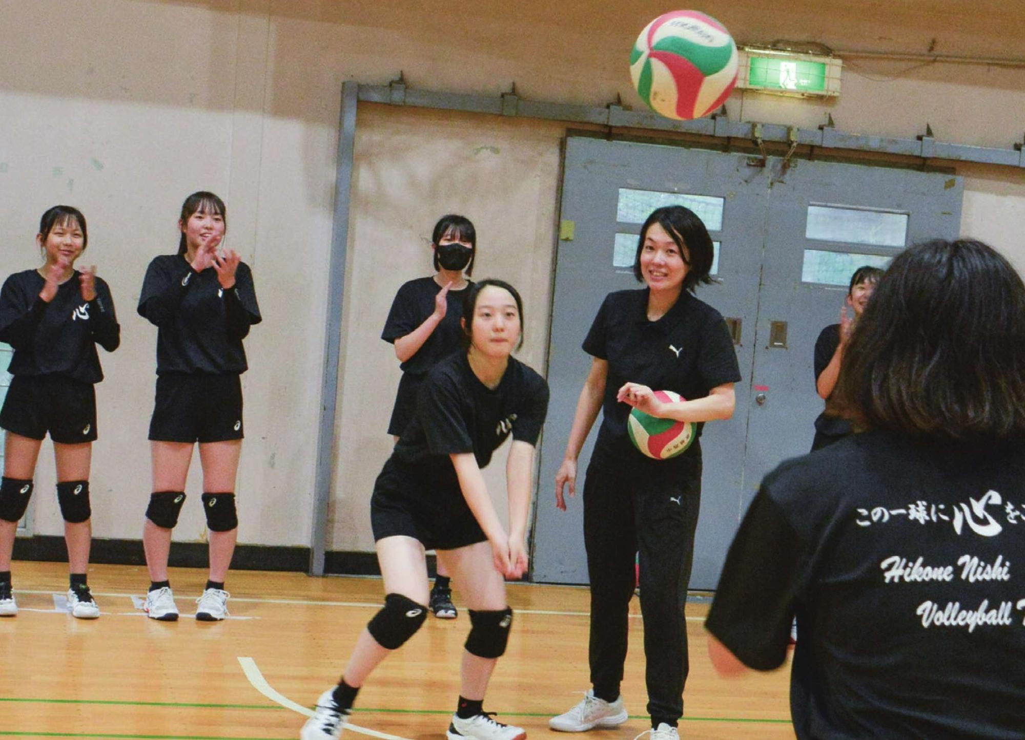 中学生が顧問の教師の指導の下打ち合いの練習をする様子