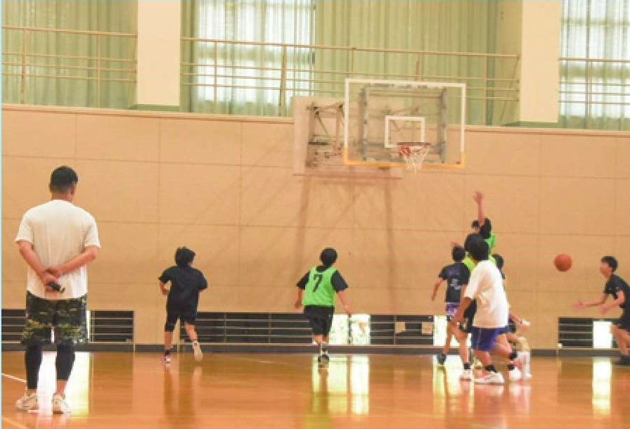 稲枝中学校のバスケットボール部の練習の様子