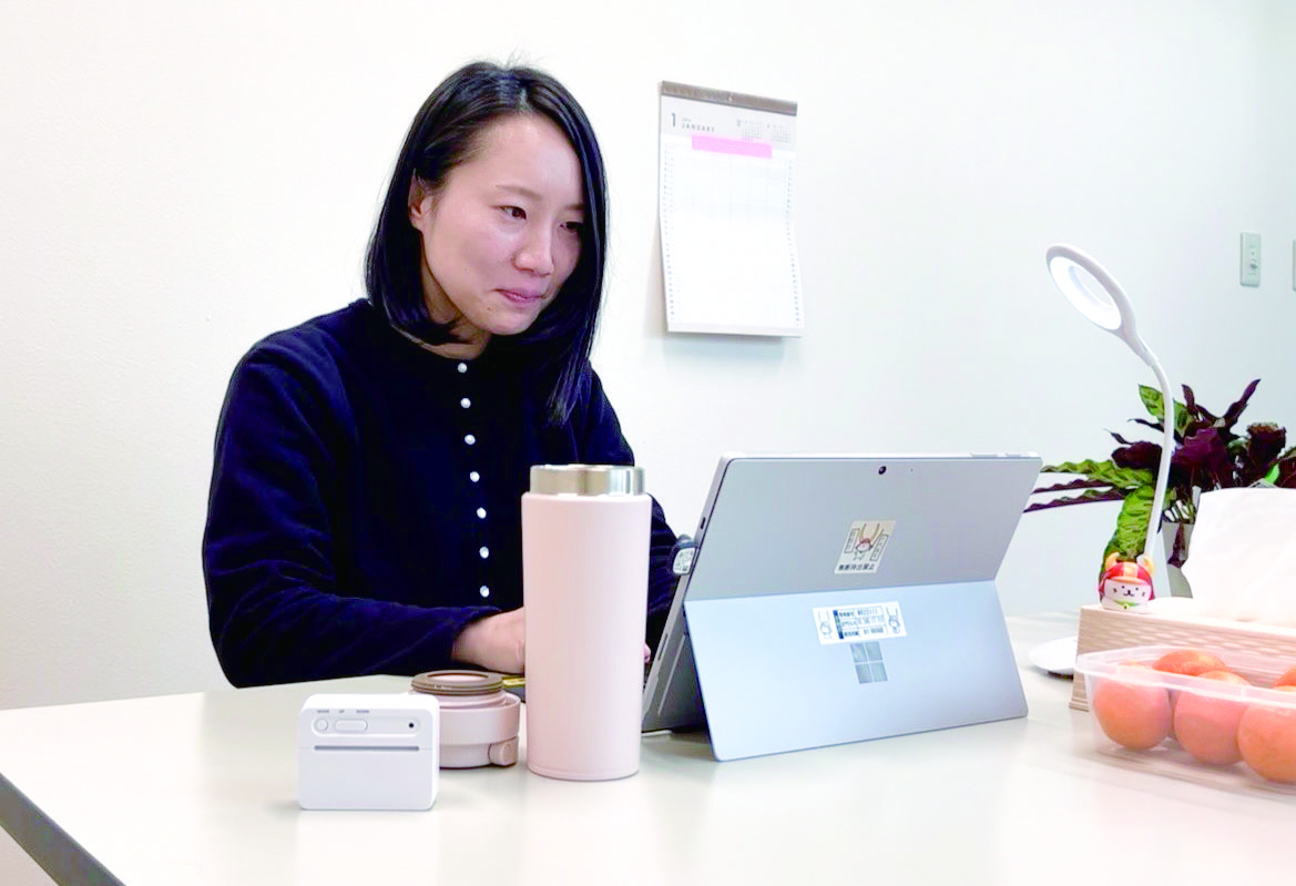 在宅勤務をする吉村さん