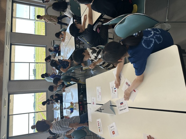 たくさんの「こんにちは」をゲームで学ぶ様子