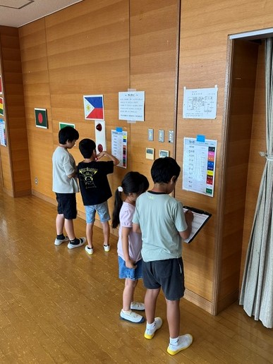 協力して何色か考えている様子