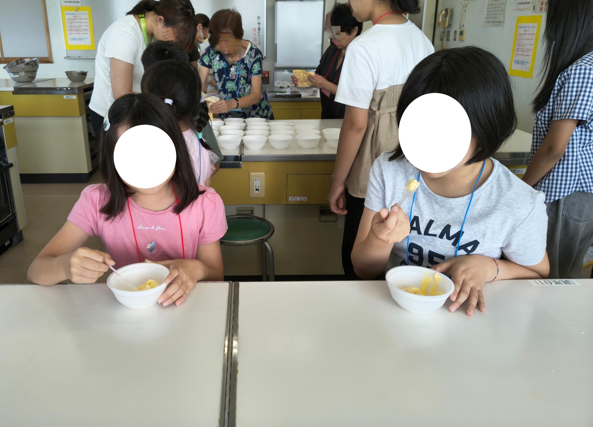 できあがったアイスを食べているようす