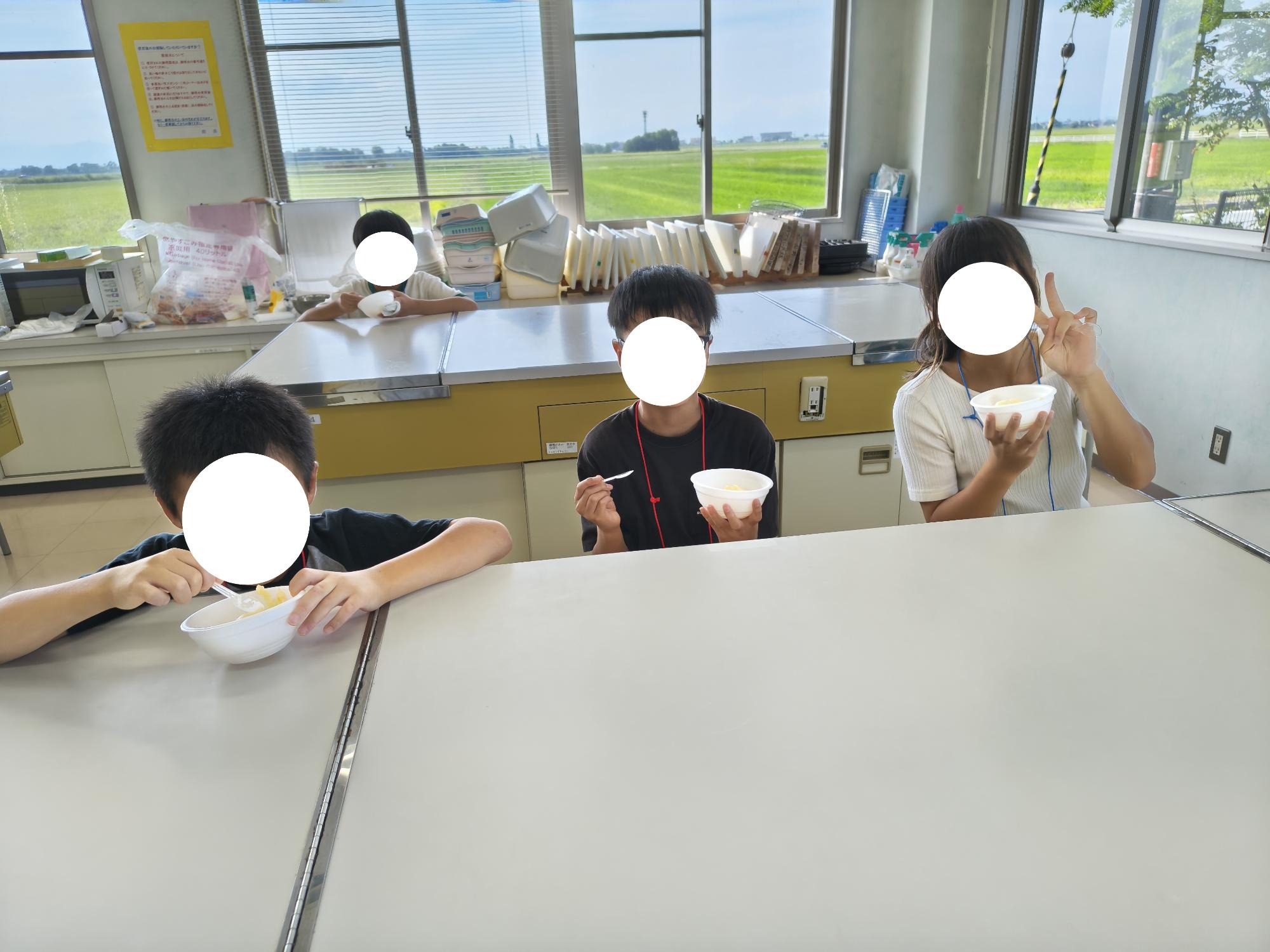 できあがったアイスを食べているようす2