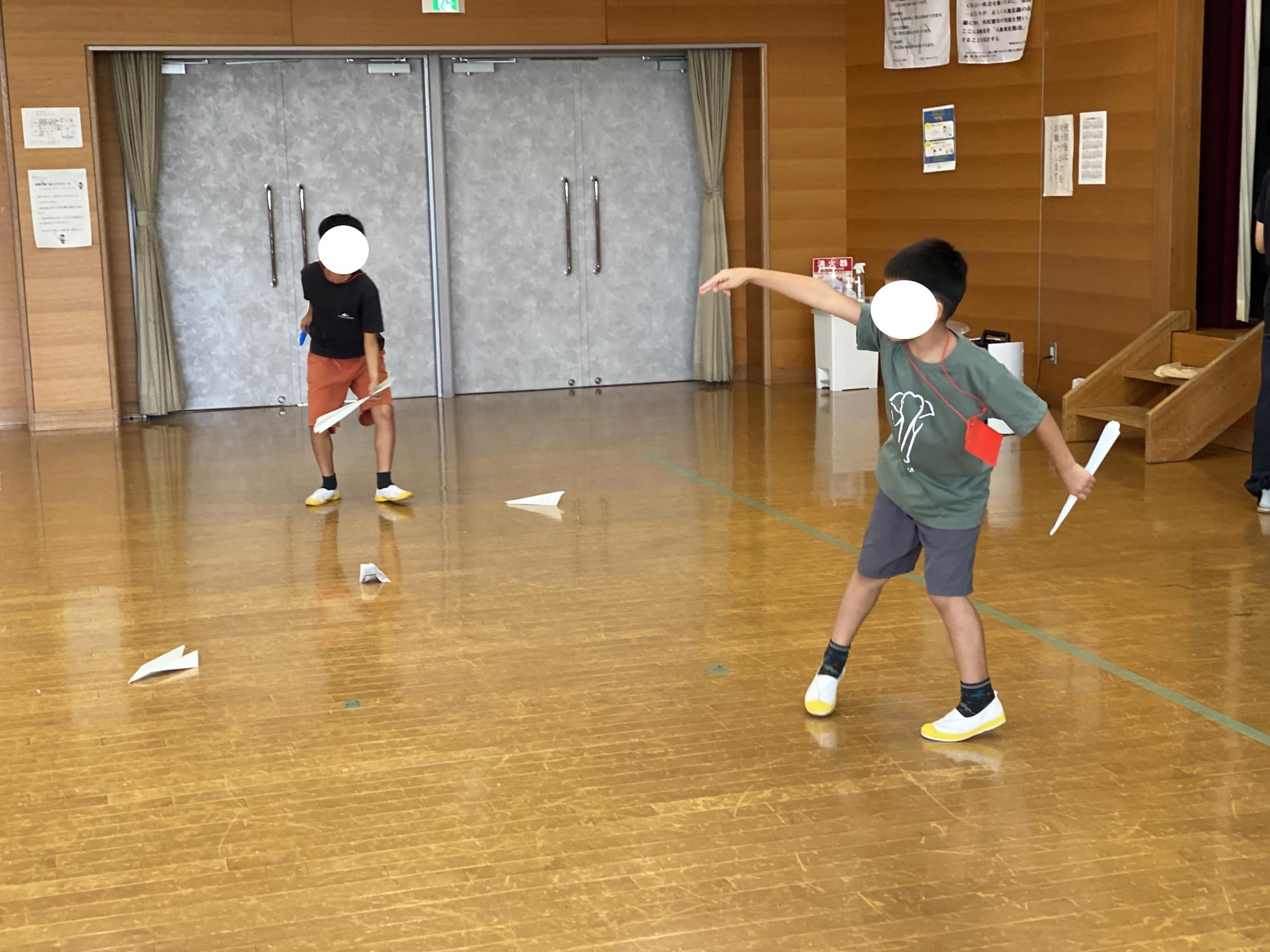 紙飛行機を飛ばすようす