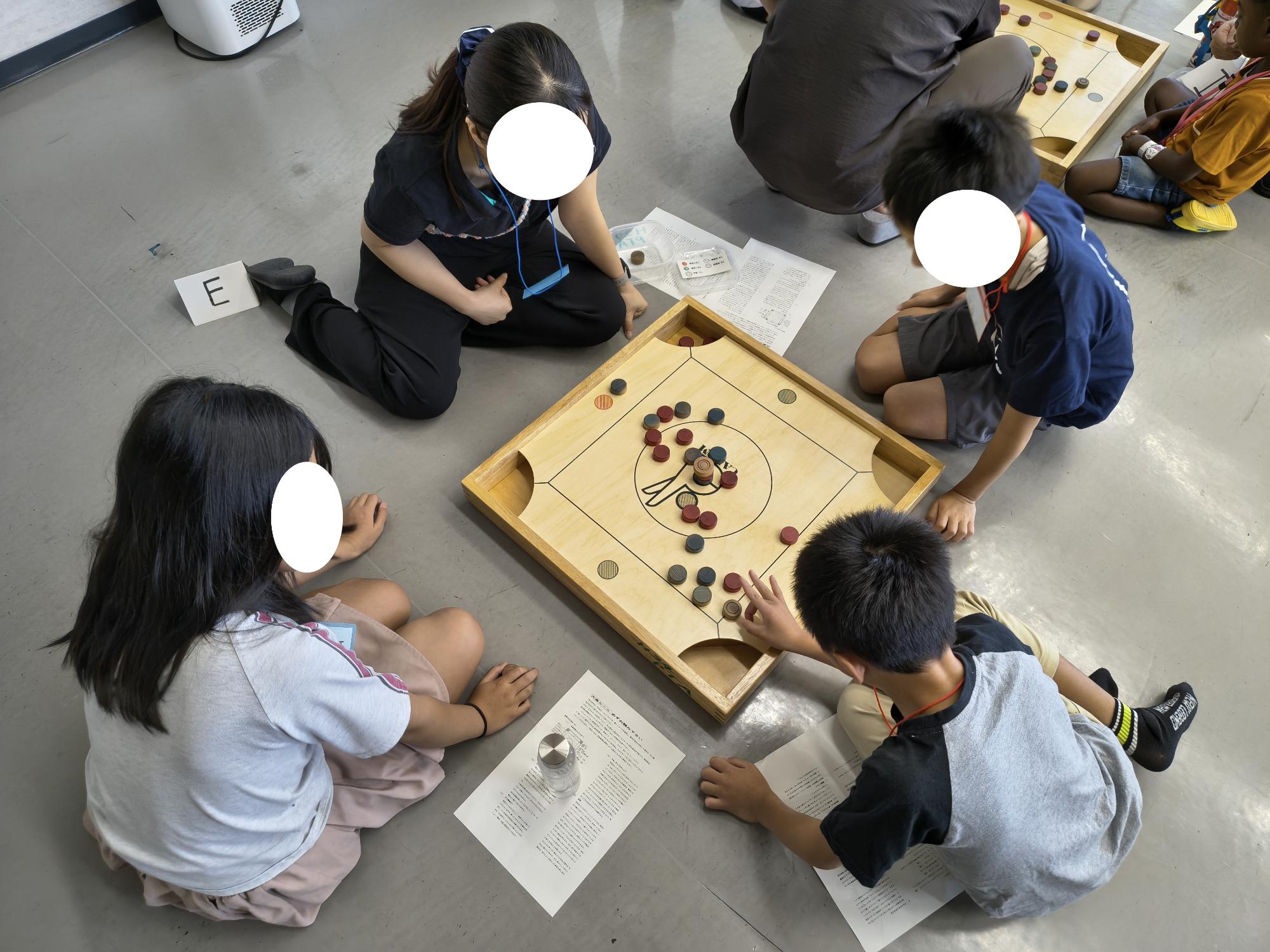 カロムの試合中のようす