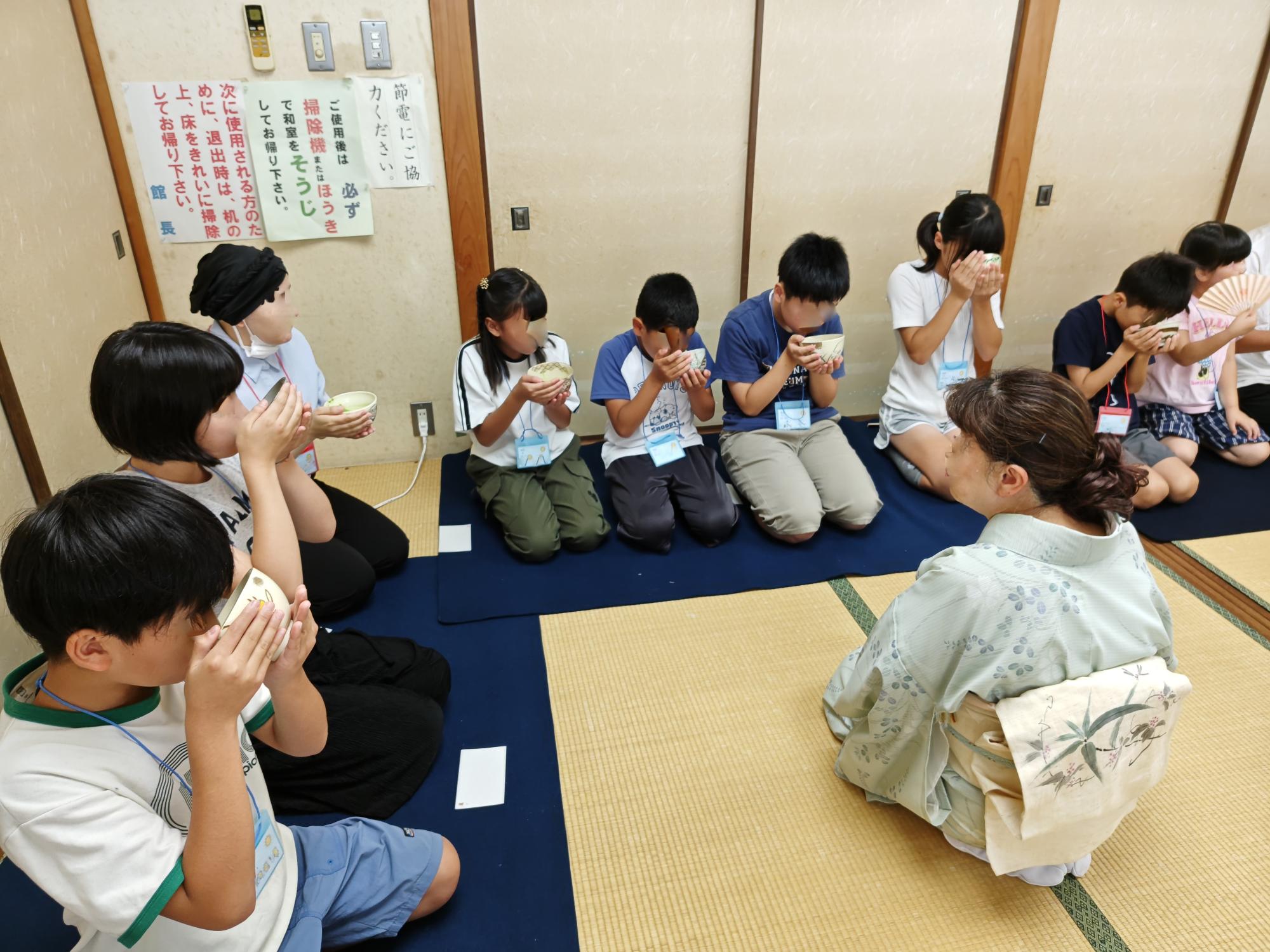 みんなで抹茶を飲んでいるようす