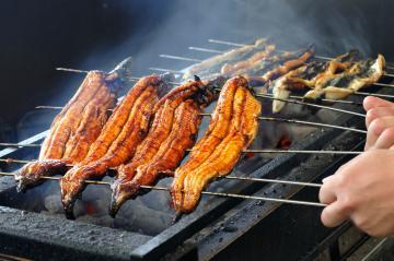 うなぎや源内のウナギのかば焼きの写真