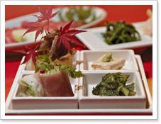 春巻きや野菜の和え物の写真