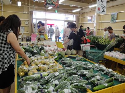 沢山の客が店内の商品を手に取り選んでいる写真