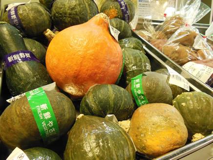 沢山のカボチャが山積みに陳列されている彩菜館店内写真