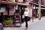 花しょうぶ通りを女性が歩いている様子