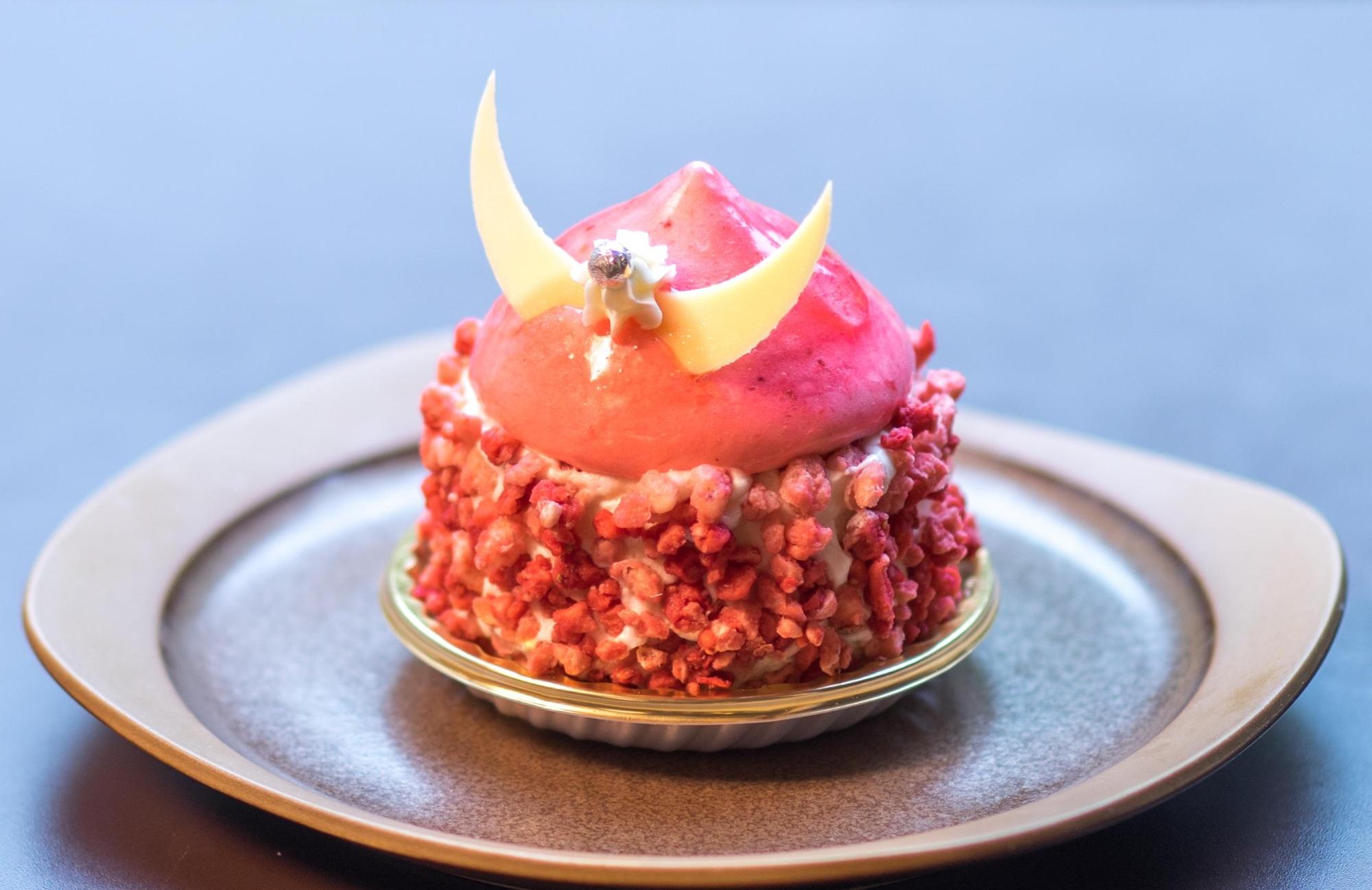 (アンデケン彦根店)かぶとの形をしたいちごのケーキの写真