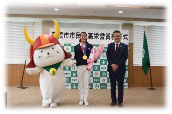 ひこにゃん、市長と3ショット