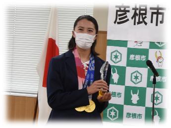 副賞のトロフィーを持つ大橋選手