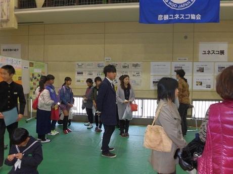 会場を見学している人々の写真