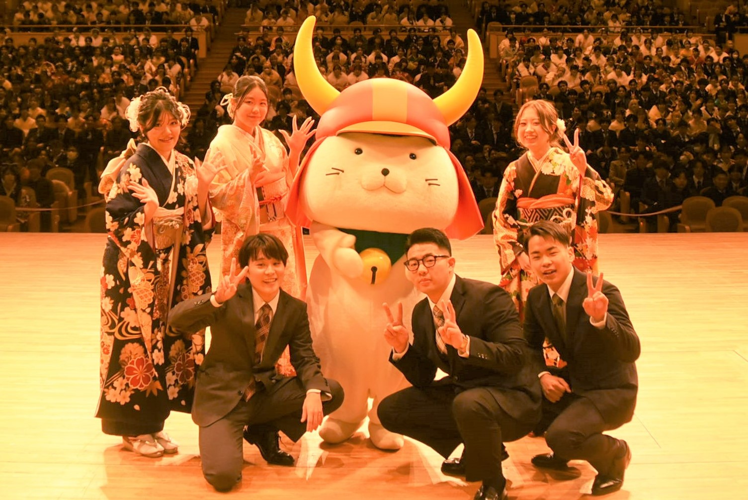 ひこにゃんと実行委員がステージ上で記念撮影