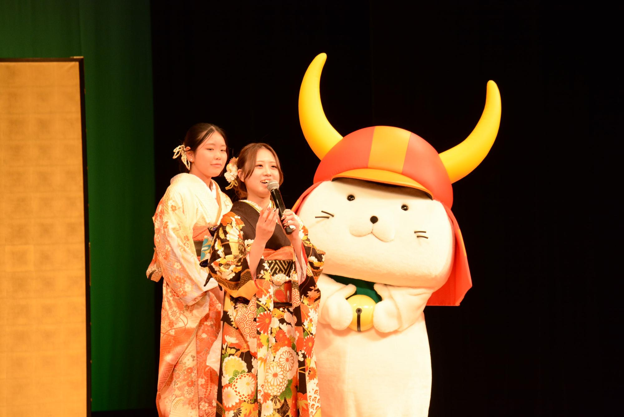 ひこにゃんと女性の実行委員二人の写真