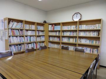 壁際に本棚が並べられた図書館の写真