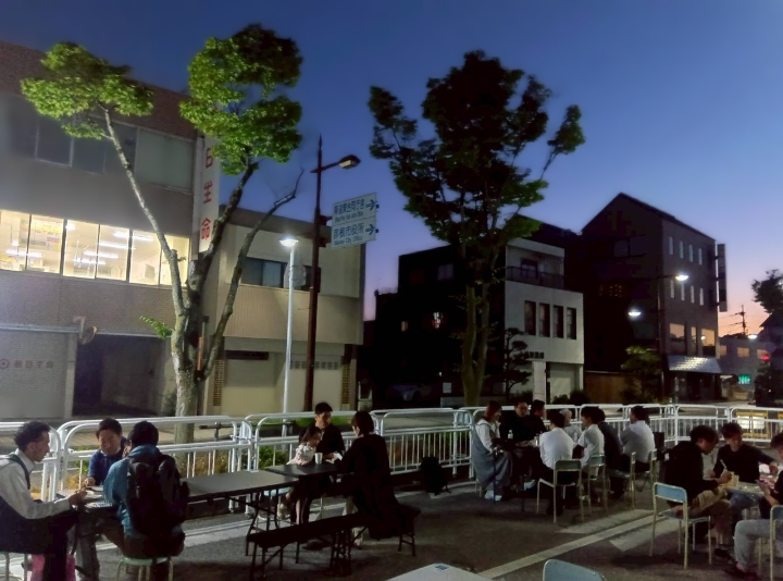 夜間の開催の様子
