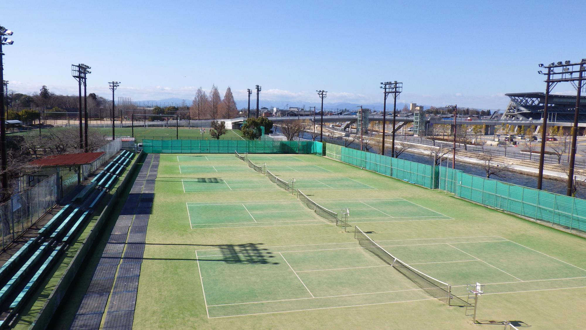夜間照明が整備されたテニスコートの写真