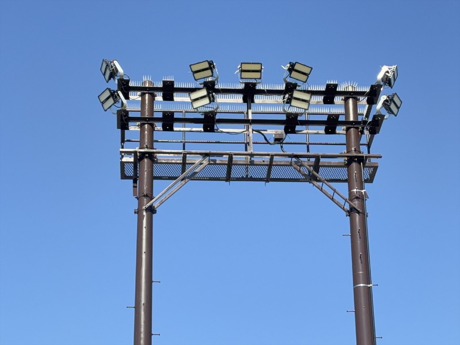 LEDライトになった施工後の夜間照明の画像