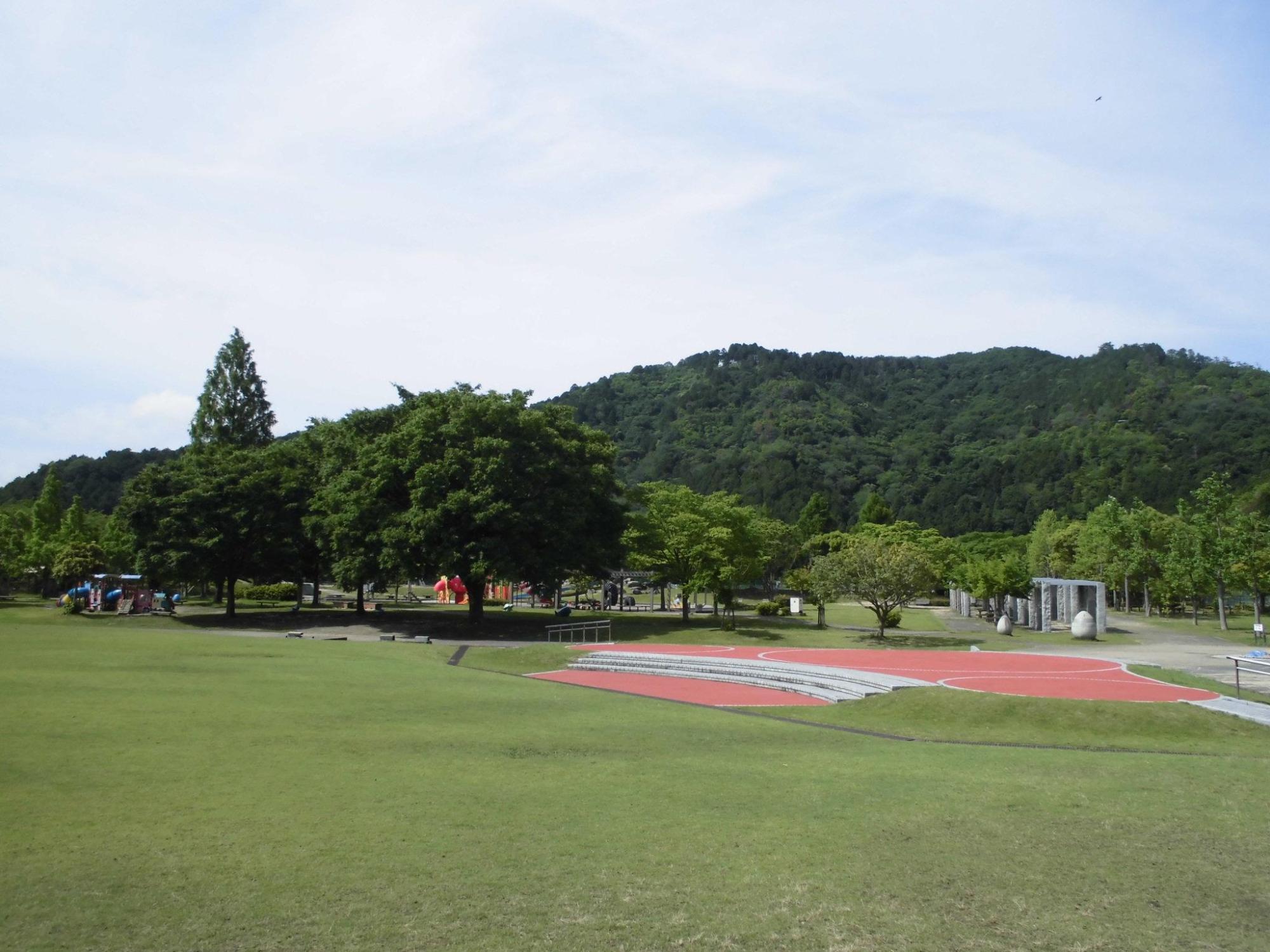 広々と広がった芝生の中にある野外ステージ