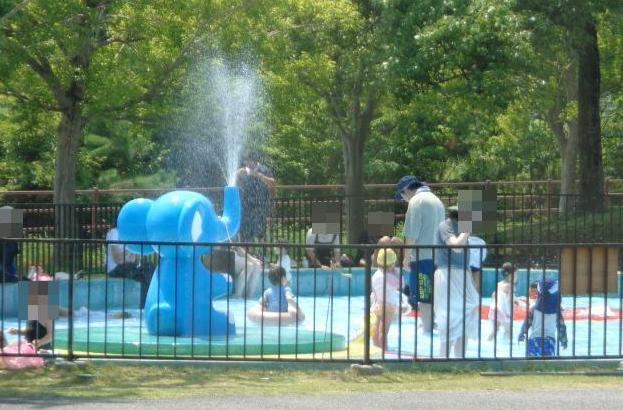 ぞうさんの噴水のある多景公園の水遊び場で親子たちが遊んでいる様子
