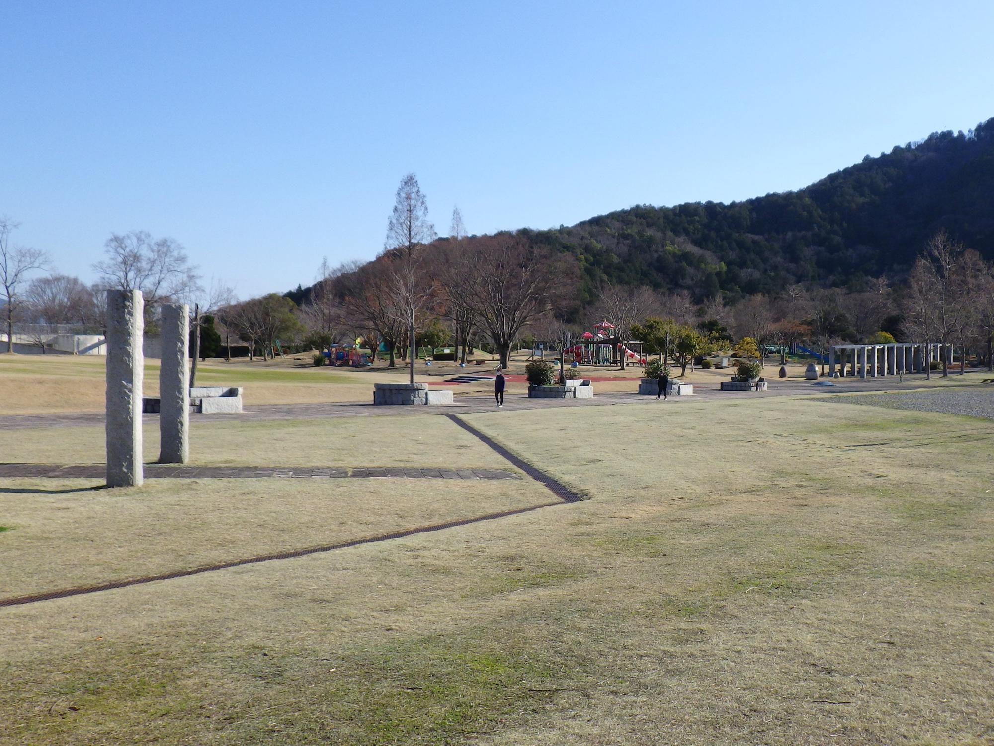 荒神山を背景に広がる荒神山公園の写真