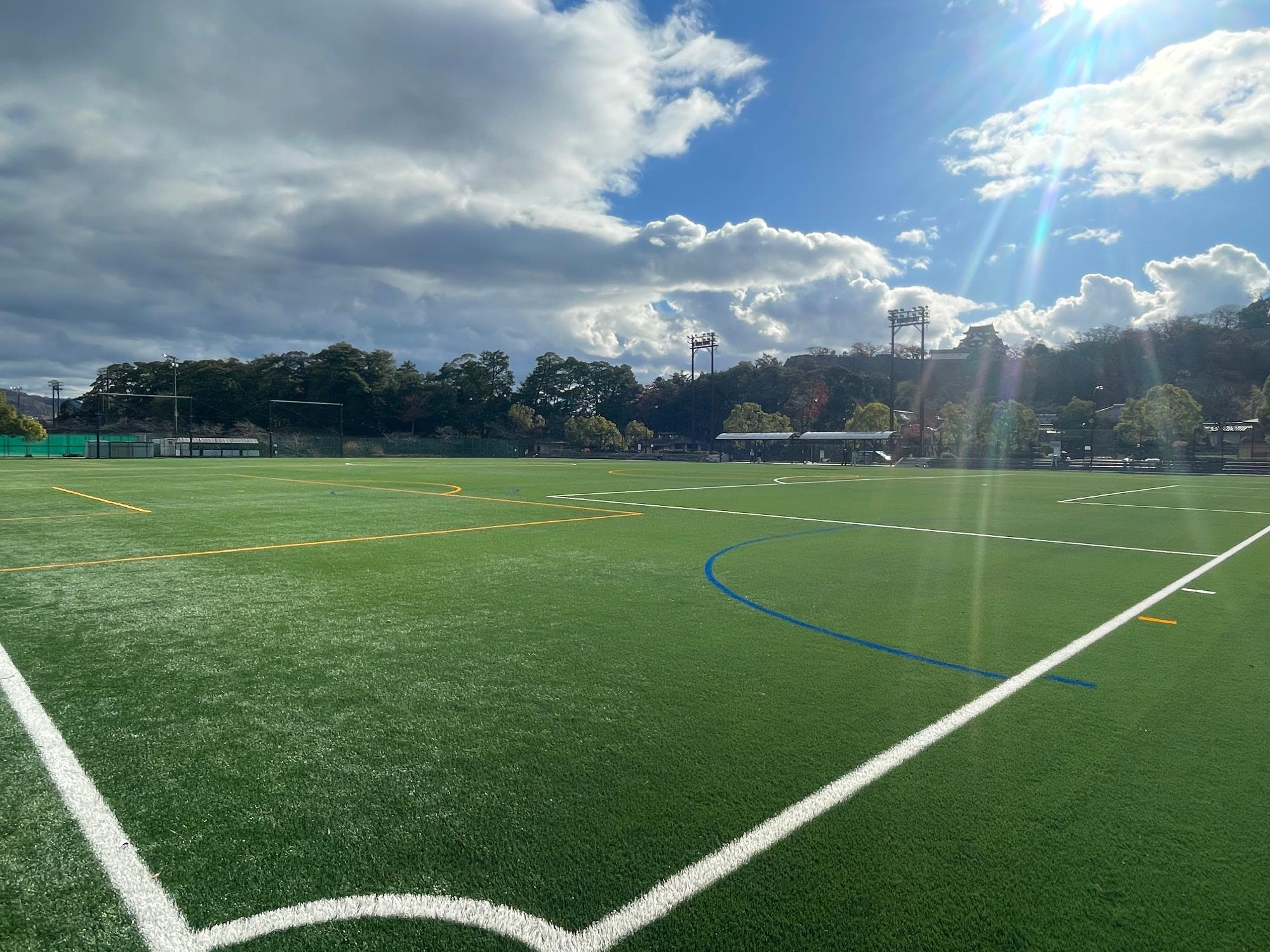 人工芝が敷設された多目的競技場の写真