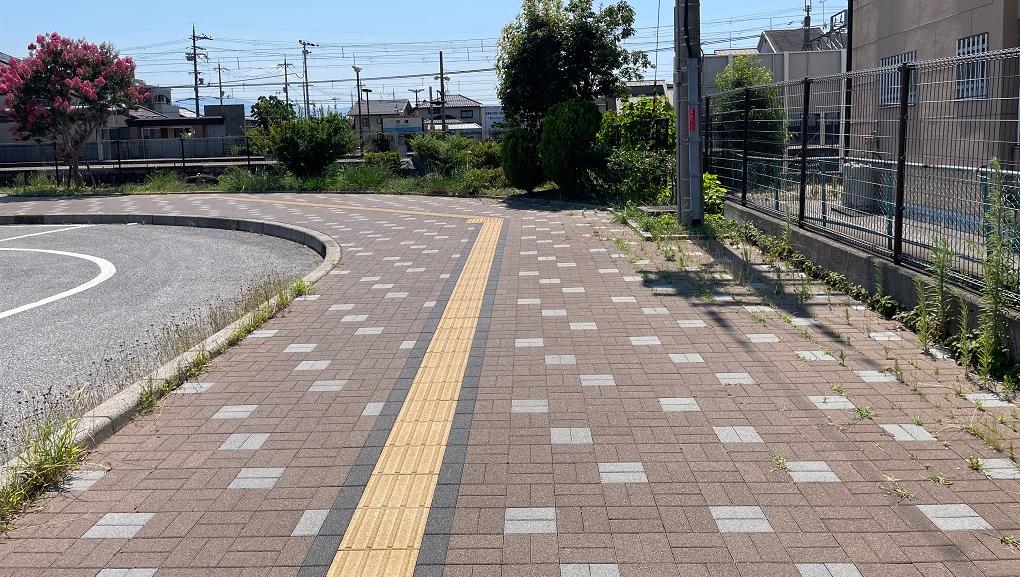 整備後の写真（歩道にタイルが敷き詰められた）