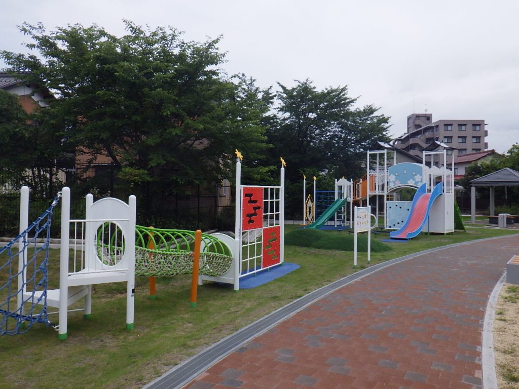 複合遊具の写真