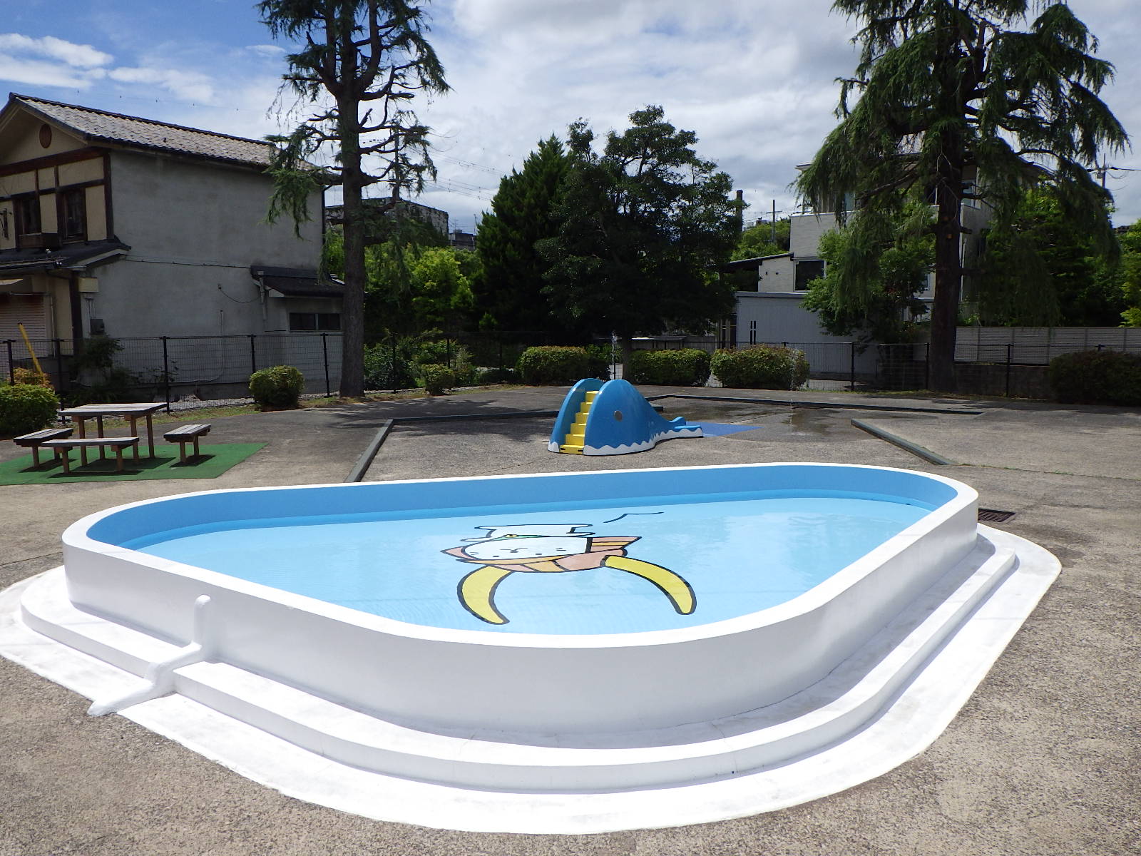 ひこにゃんのイラストが描かれた外馬場公園水遊び場の写真