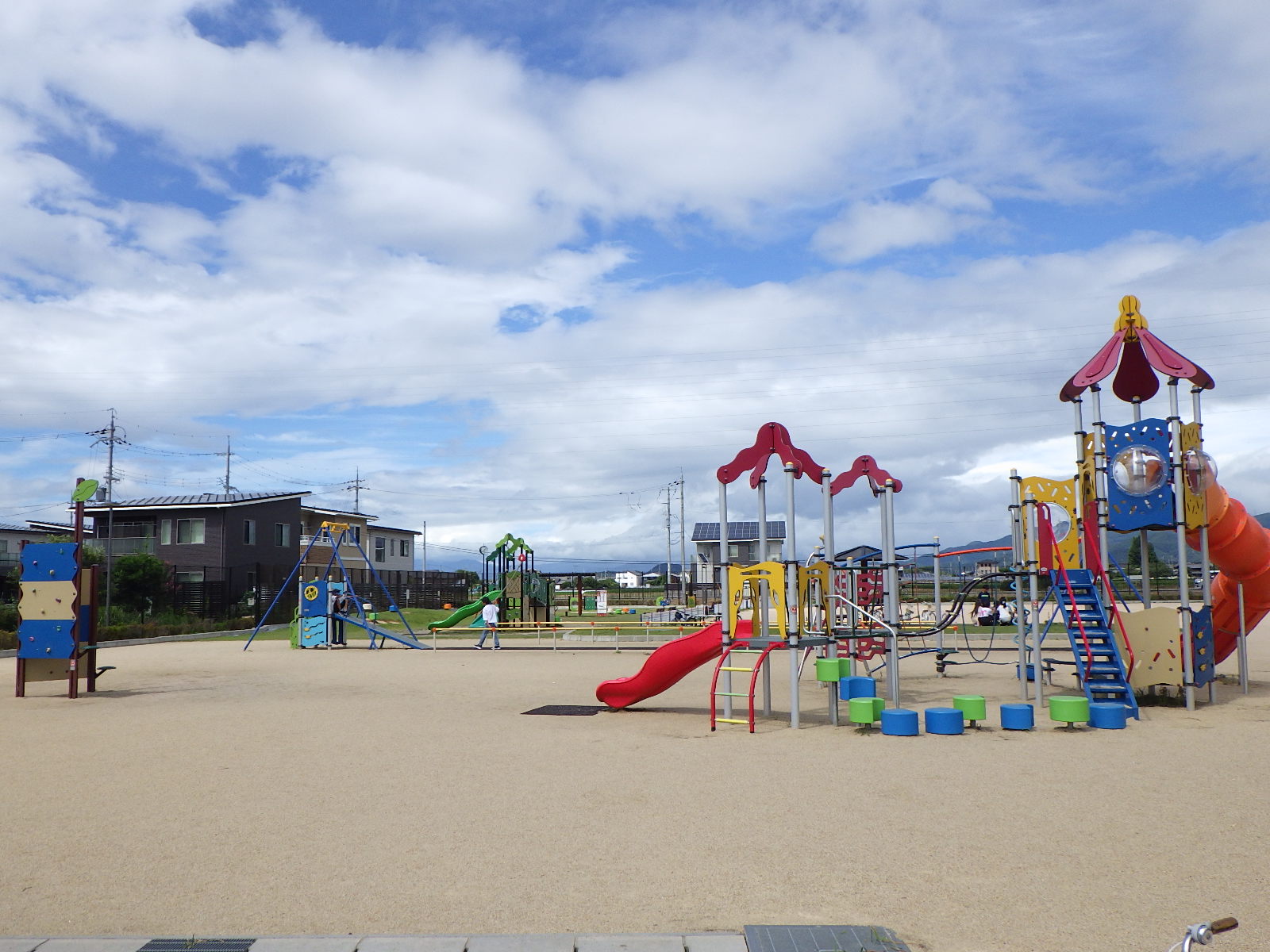 河瀬公園整備後の写真（カラフルな遊具がある広場）