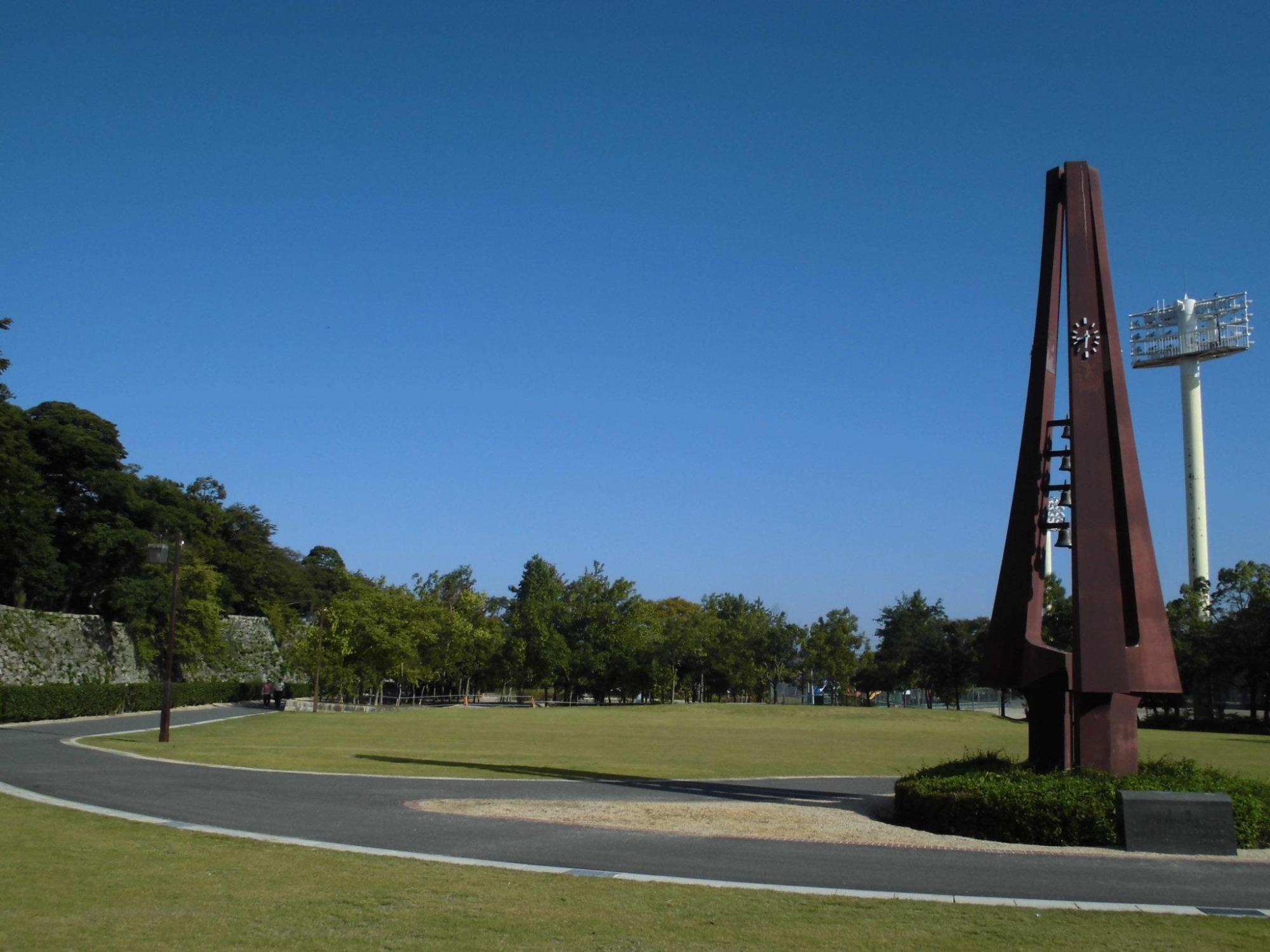 カリヨンベルがある公園入口の様子