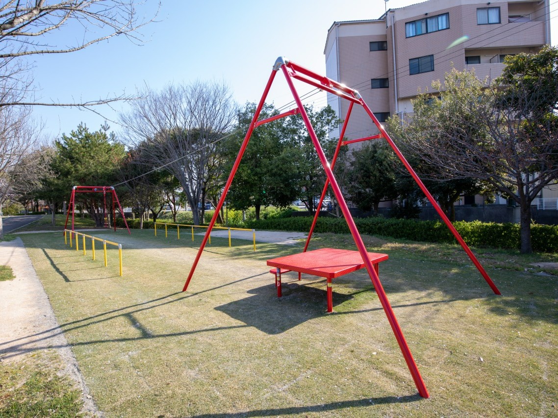 子どもたちに人気のターザンロープの写真