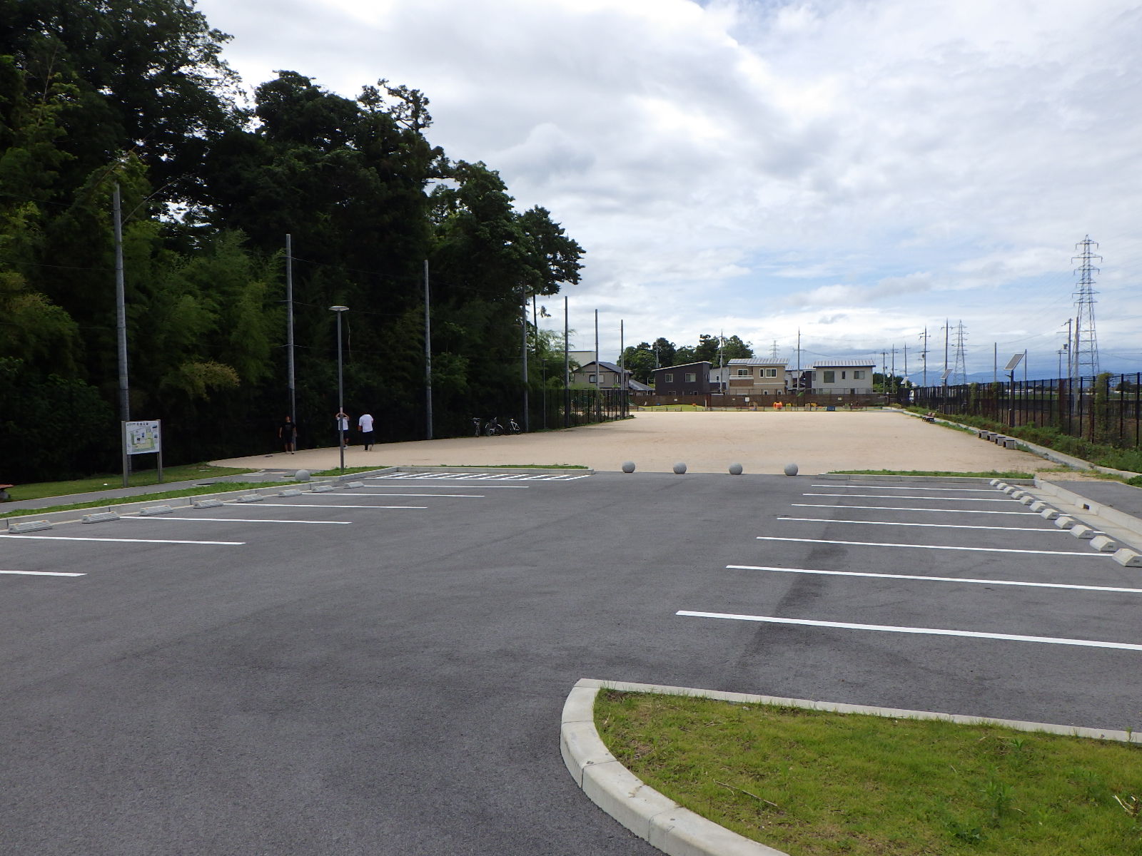 駐車場から見た多目的広場の写真