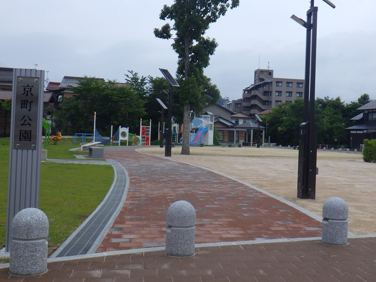 エントランスから見た公園の写真