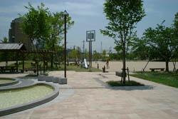 福満公園の勾玉の噴水池の写真