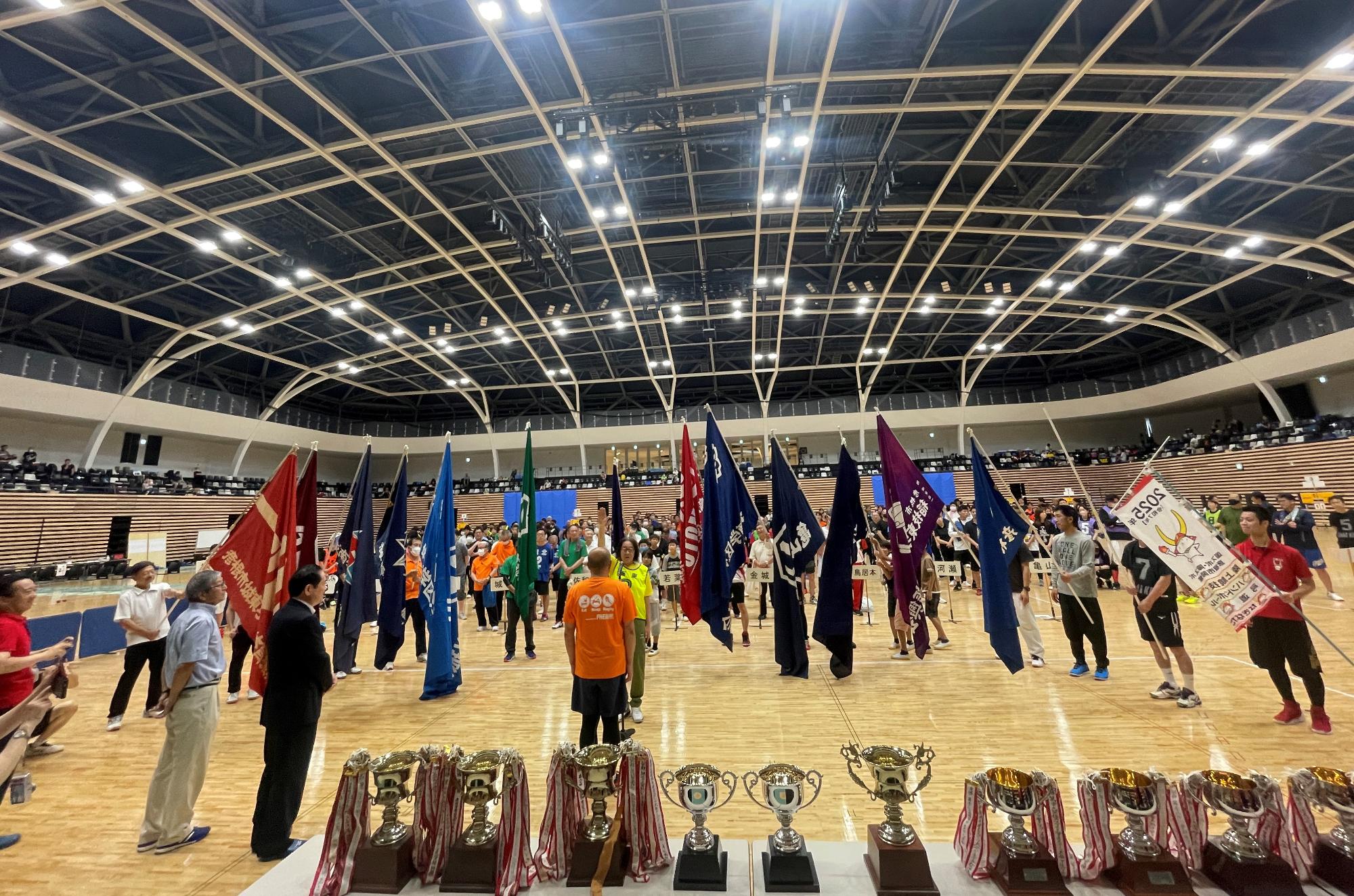 旗を持った選手たちが宣誓をしているところの写真