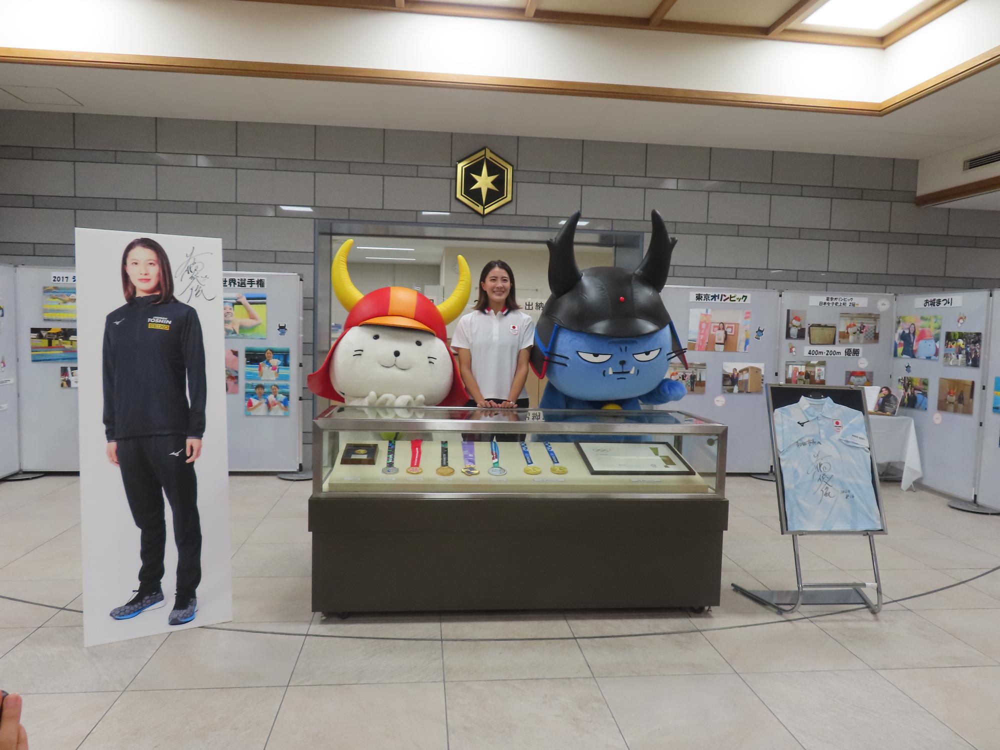 金メダルを持つ大橋さんとひこにゃんとわるにゃんこ将軍