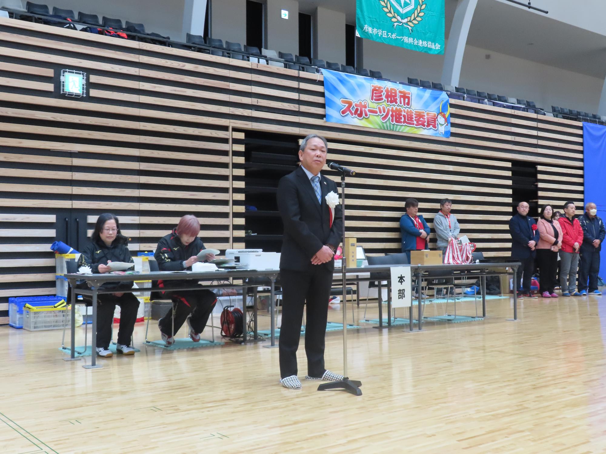 副市長が挨拶をしている様子の写真